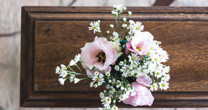 Comment envoyer des fleurs aux obsèques ?  